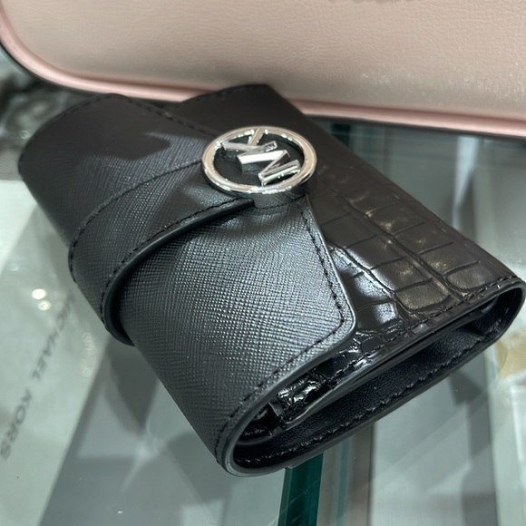 MICHAEL KORS CARMEN MEDIUM LOGO AND FAUX LEATHER WALLET BLACK
NWT - Picture 16 of 16